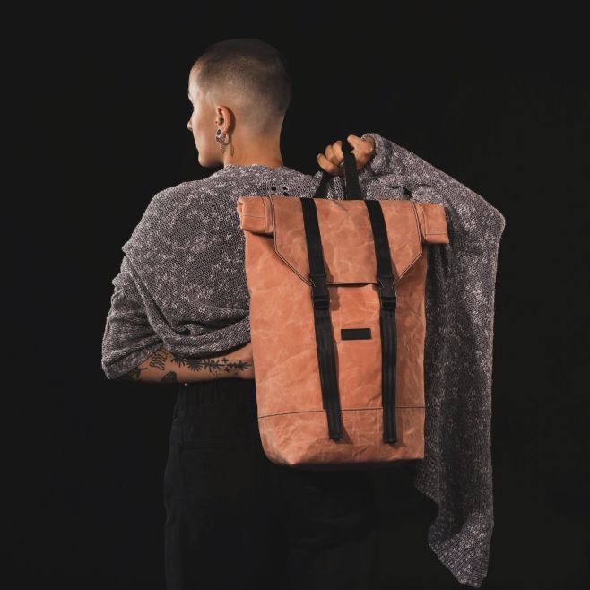 Archivní rolltop poklop z pevného voskovaného plátna, sám samotinký, jediný. Spolehlivý komplic nejen do časů nečasu. Až...